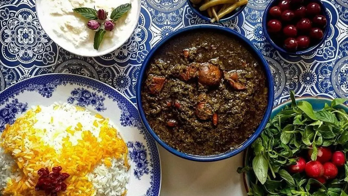 مراحل تهیه قورمه سبزی خوشمزه